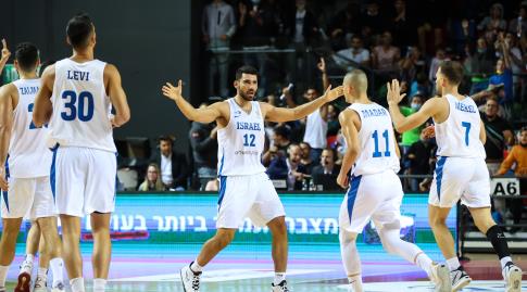 שחקני נבחרת ישראל חוגגים (איציק בלניצקי)