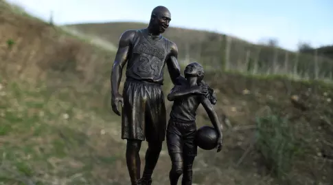 הפסל של קובי בראיינט ובתו ג'יאנה (רויטרס)