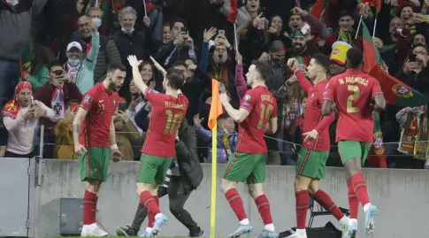 שחקני נבחרת פורטוגל חוגגים עם ברונו פרננדש (רויטרס)