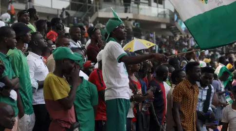 אוהדי נבחרת ניגריה צופים ומתאכזבים (רויטרס)