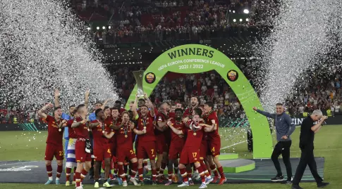 שחקני רומא מניפים את גביע הקונפרנס ליג (רויטרס)