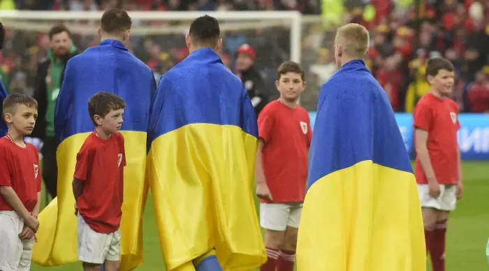 שחקני אוקראינה עטופים בדגלים (רויטרס)
