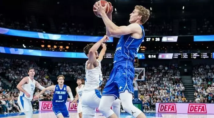 לאורי מרקאנן עולה לסל (FIBA.COM)
