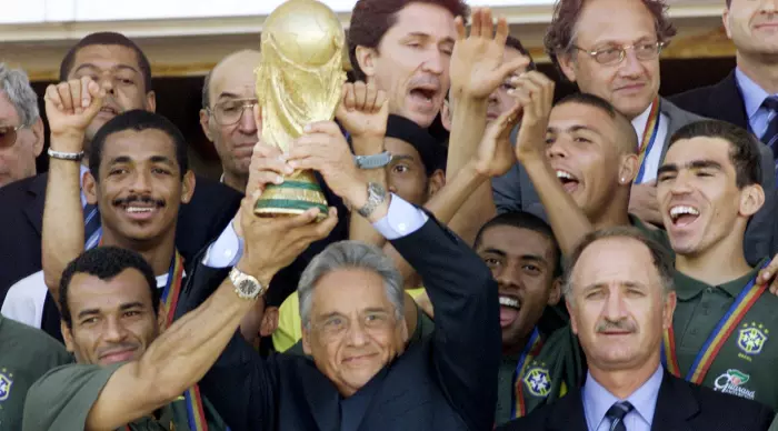 לואיז פליפה סקולארי עם גביע העולם (רויטרס)