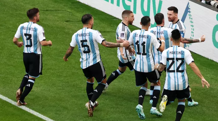 שחקני נבחרת ארגנטינה חוגגים עם ליאו מסי (רויטרס)