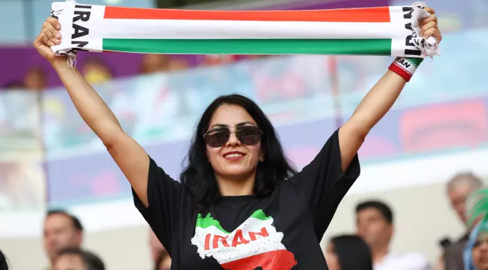 אוהדת נבחרת איראן ביציע (רדאד ג'בארה)