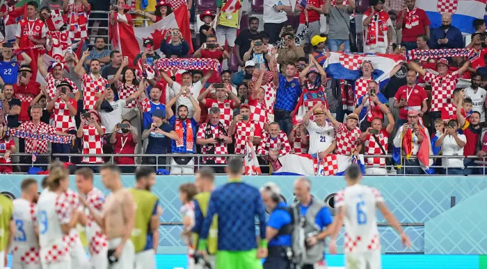 שחקני נבחרת קרואטיה חוגגים עם האוהדים (רויטרס)