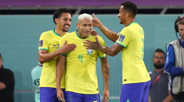שחקני נבחרת ברזיל חוגגים את השער של ריצ'ארליסון (רדאד ג'בארה)