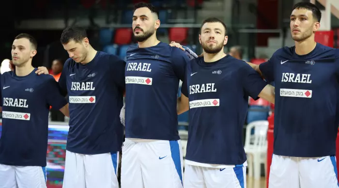 שחקני נבחרת ישראל בהמנון (רדאד ג'בארה)
