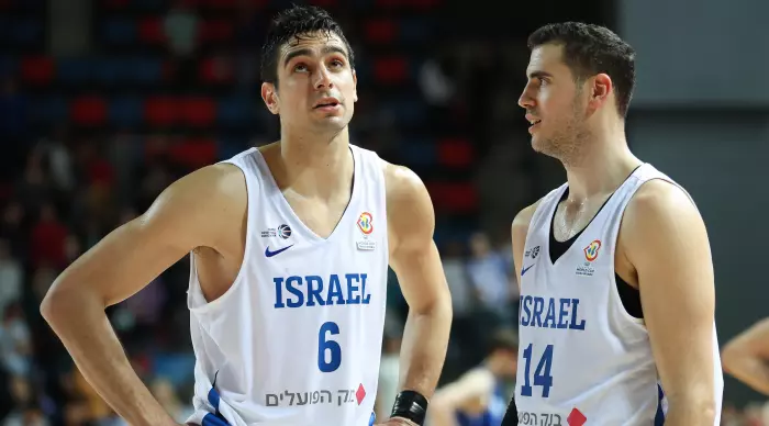 שחקני נבחרת ישראל מאוכזבים (רדאד ג'בארה)