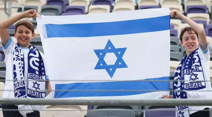 אוהדי נבחרת ישראל עם דגל ישראל (רדאד ג'בארה)