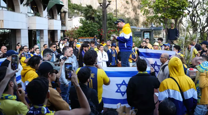 אוהדי מכבי, החלו בצעדה עם דגלי ישראל (איציק בלניצקי)