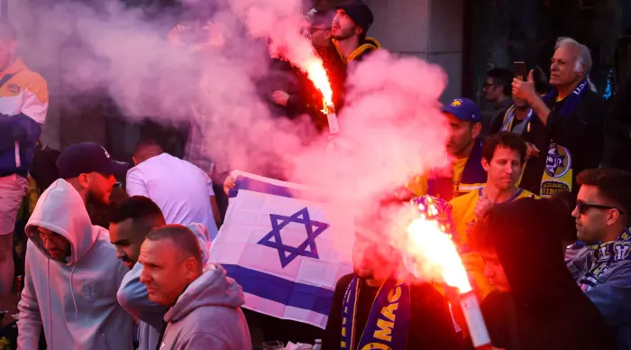 אוהדי מכבי, הדליקו אבוקות (איציק בלניצקי)