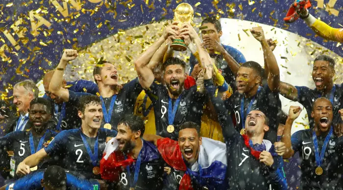 אוליבייה ז'ירו מניף את גביע העולם ב-2018 (רויטרס)