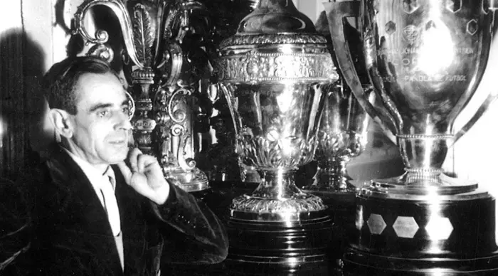 ז'וזפ קובלס על רקע גביעים של בארסה (האתר הרשמי של ברצלונה)