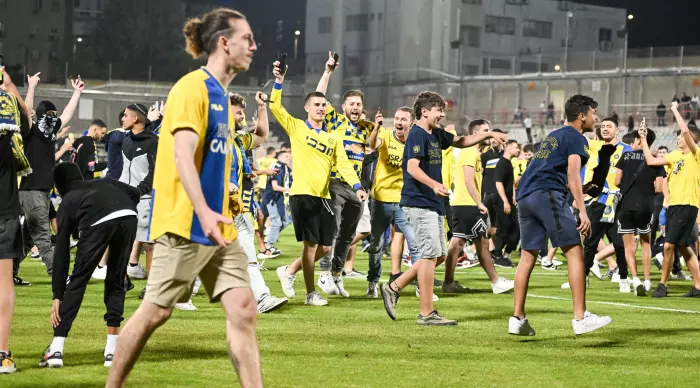 Maccabi Tel Aviv fans break into the grass