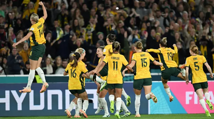 שחקניות נבחרת אוסטרליה חוגגות. ניצחון במשחק הראשון לעיני הקהל הביתי (רויטרס)