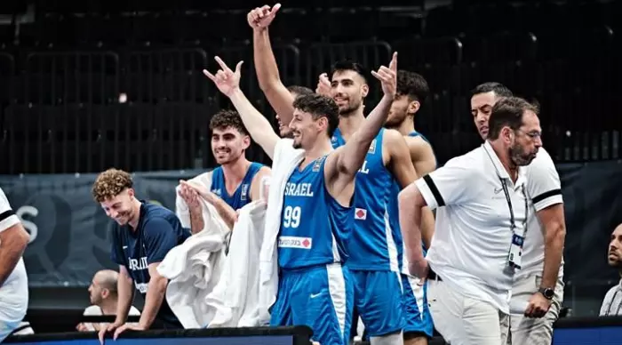 הספסל הישראלי חוגג (FIBA.COM)