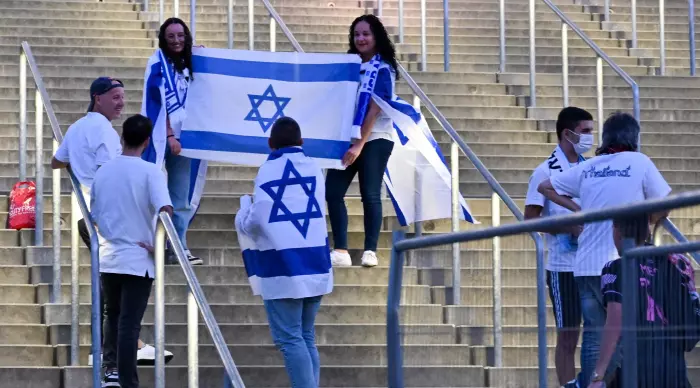 אוהדי נבחרת ישראל מחוץ לאצטדיון בבוקרשט (ראובן שוורץ)