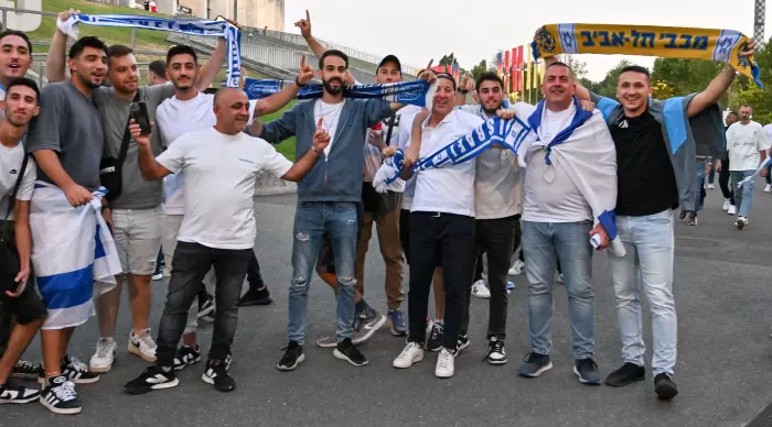 אוהדי נבחרת ישראל מחוץ לאצטדיון בבוקרשט (ראובן שוורץ)