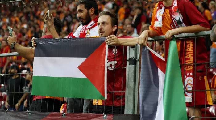 דגלי פלסטין ביציעי גלאטסראיי (רויטרס)