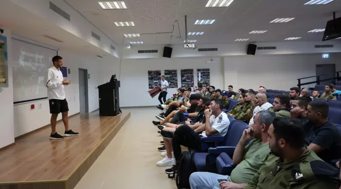 רמי גרשון מעביר הרצאה לחיילים (האתר הרשמי של מכבי חיפה)