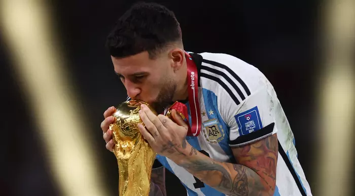 ניקולאס אוטמנדי מנשק את גביע העולם (רויטרס)