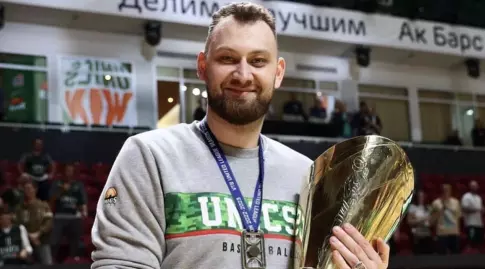 ארטיום זבלין עם גביע ה-VTB במדי קאזאן (אינסטגרם)