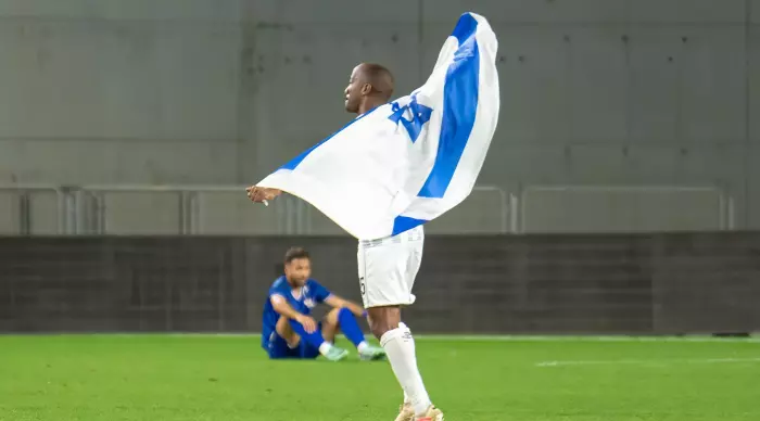 מנשה זלקה חוגג בסיום אותו משחק עם דגל ישראל (רועי כפיר)