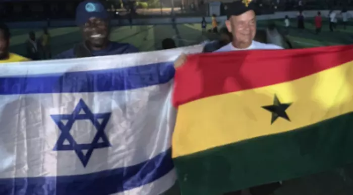 גדי כרמלי ודגל ישראל מונף בגאנה (פרטי)