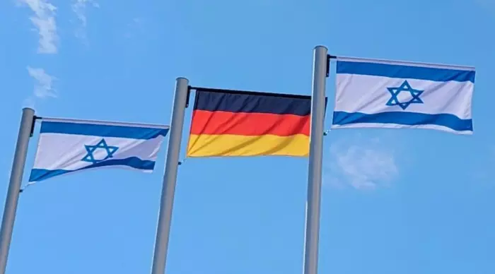 דגלי ישראל וגרמניה מונפים יחד (איגוד האתלטיקה)