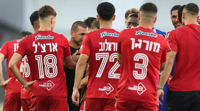 שחקני הפועל תל אביב מברכים את טועמה (רדאד ג'בארה)