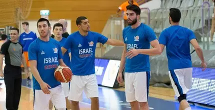 שחקני נבחרת העתודה. פתחו ברגל ימין (עודד קרני)