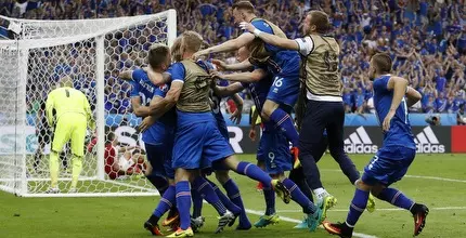 נבחרת איסלנד חוגגת עלייה לשמינית הגמר (רויטרס)