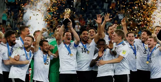 יוליאן דראקסלר ונבחרת גרמניה מניפים את גביע הקונפדרציות (רויטרס)