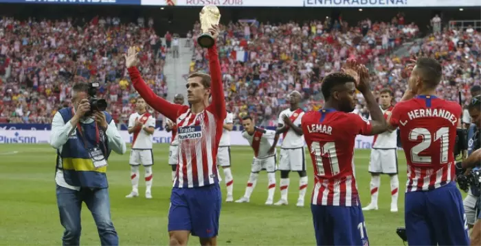 אנטואן גריזמן מציג את גביע העולם (La Liga)