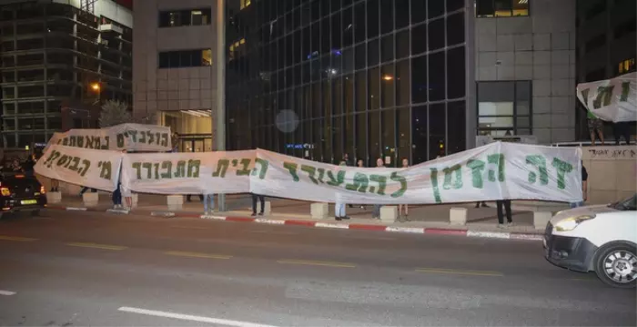 שלטים בהפגנת אוהדי מכבי חיפה (איציק בלניצקי)