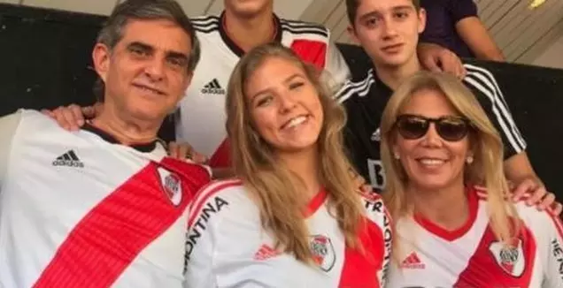 אסטריד דומינגס, אחותו של נשיא התאחדות הכדורגל של דרום אמריקה, עם חולצה של ריבר פלייט (אינסטגרם)