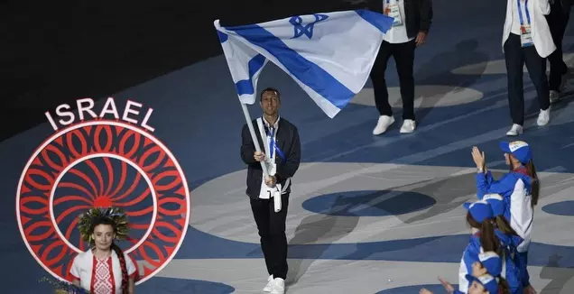 מישה זילברמן עם דגל ישראל (צילום: עמית שיסל, באדיבות הוועד האולימפי בישראל)