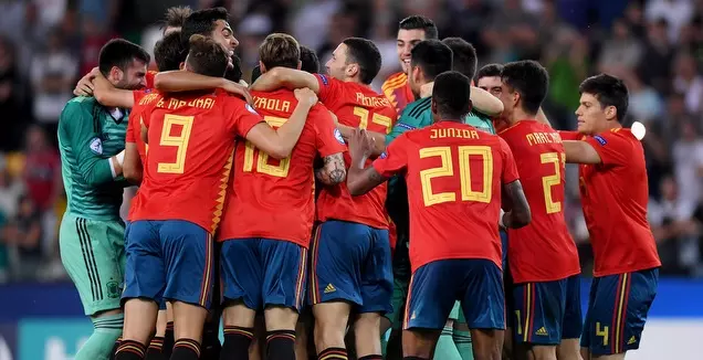 שחקני ספרד חוגגים את הזכייה (רויטרס)