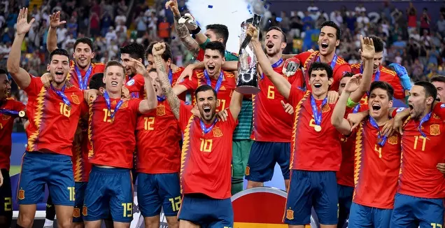 שחקני ספרד בהנפת הגביע (רויטרס)