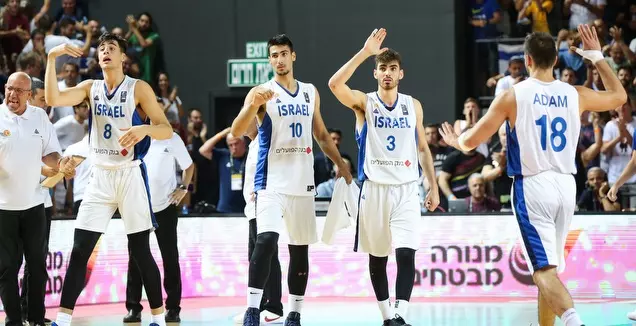 שחקני נבחרת ישראל חוגגים (איציק בלניצקי)