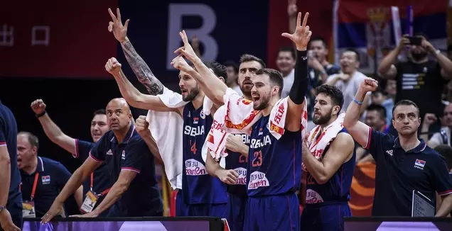 נבחרת סרביה חוגגת (FIBA)