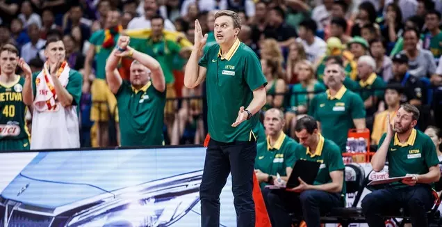 מאמן ליטא דאיניוס אדומאיטיס זועם (FIBA)