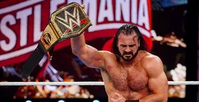 דרו מקינטייר עם חגורת אליפות ה-WWE (אינסטגרם)