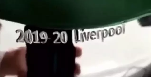 שמה של ליברפול חרוט על גביע הפרמייר ליג של עונת 2019/20 (צילום מסך)