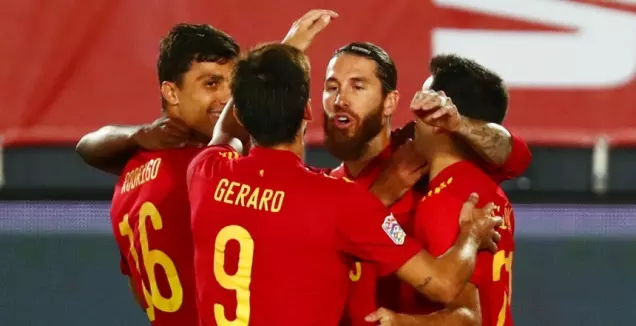 שחקני נבחרת ספרד חוגגים עם סרחיו ראמוס (רויטרס)