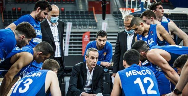 עודד קטש עם שחקני נבחרת ישראל (FIBA.COM) (מערכת ONE)