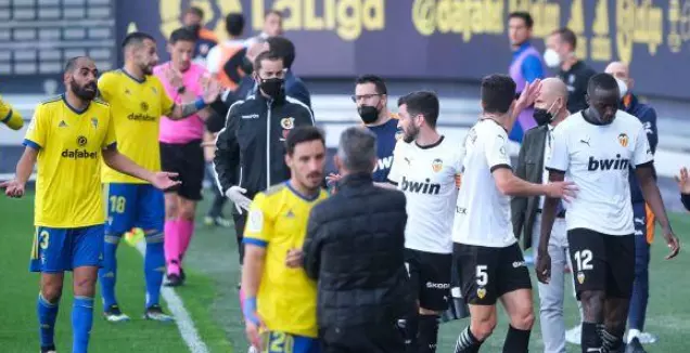 מוחטאר דיאקבי ושחקני ולנסיה יורדים מהמגרש (La Liga)