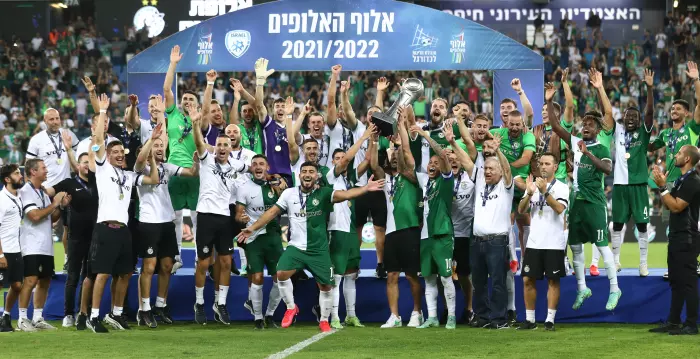 מכבי חיפה עם גביע אלוף האלופים (רדאד ג'בארה)